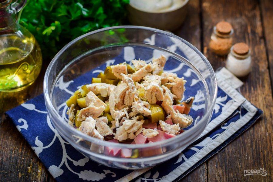 Куриное филе предварительно отварите, запеките или поджарьте. Нарежьте курицу мелко и добавьте в салат.