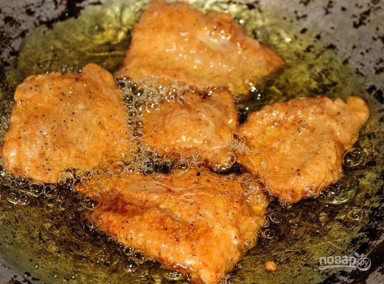 4.	В сковороду налейте растительное масло и выложите кусочки рыбы, обжаривайте 3 минуты и переложите на бумажную салфетку.