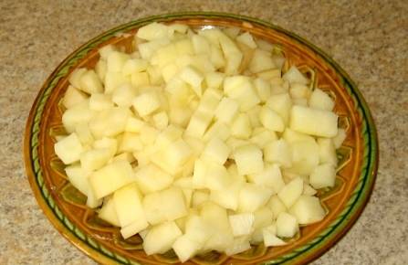 В подсоленной воде отварите чечевицу почти до готовности, добавьте картофель, порезанный кубиками.