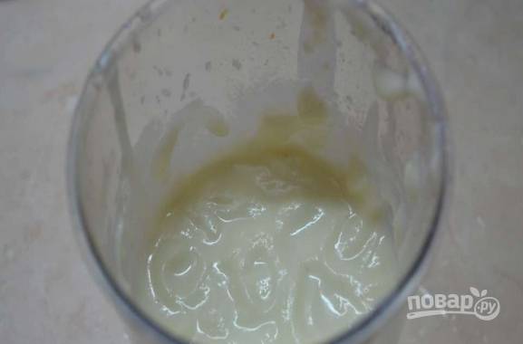2. В чашу блендера отправьте остывшую капусту. Влейте молоко и взбейте все до однородности. Очень важно, чтобы не было комочков! 
