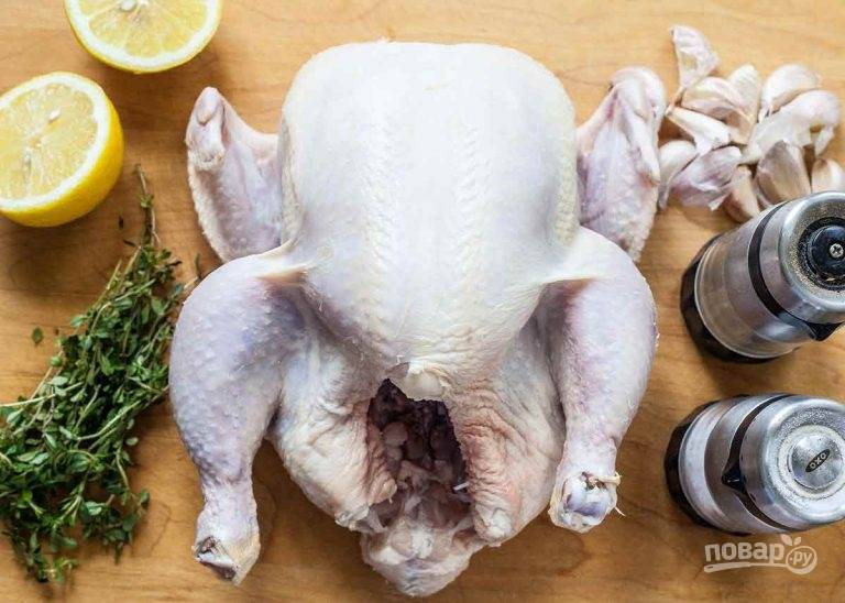 1.	Вымойте курицу внутри и снаружи, посолите и поперчите ее, подготовьте все ингредиенты.