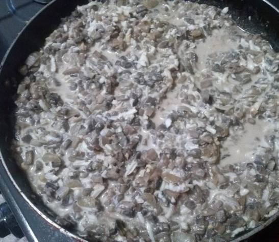 1. Измельчаем лук и грибы, обжарим на растительном масле с солью. Когда немного остынет - добавим яйца и майонез по вкусу. 