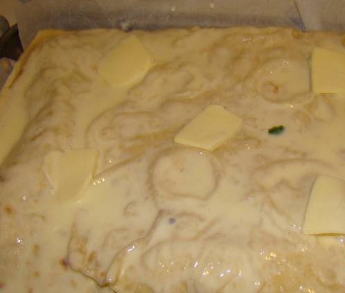 3. В отдельной миске смешаем кефир и специи по вкусу, зальем пирог сверху. Запекаем 15-20 минут, посыпав оставшейся зеленью. 