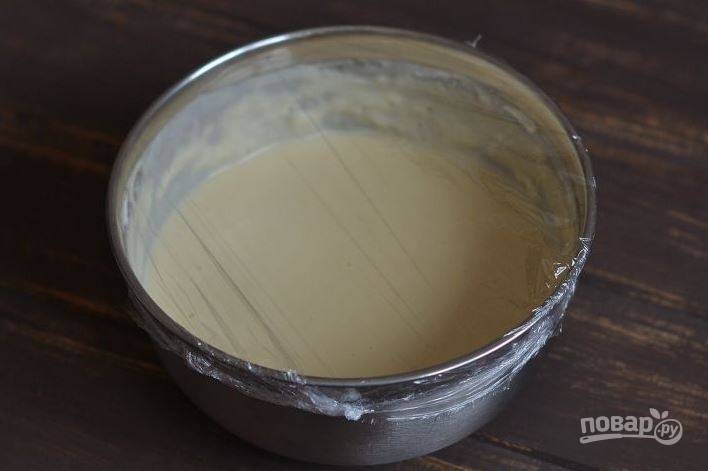 Получившееся тесто, которое не должно быть слишком густым, накройте пищевой пленкой и оставьте подходить в теплом месте на сорок минут. 