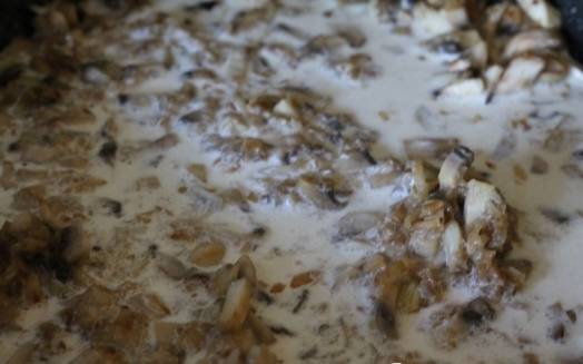 К обжаренным грибочкам вливаем сливки, хорошенько перемешиваем и продолжаем готовить в течение 4-5 минут. Пробуем на вкус по соли и перцу. Корректируем.