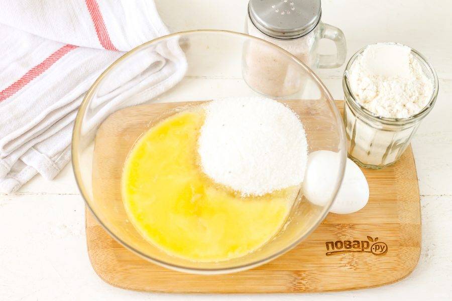 Сливочное масло растопите на водяной бане или в микроволновке, но не до кипения. Всыпьте в него сахарный песок, соль и взбейте. Добавьте куриное яйцо и еще раз все взбейте. Разрыхлитель не добавляйте, иначе тесто при выпекании будет образовывать пузыри.