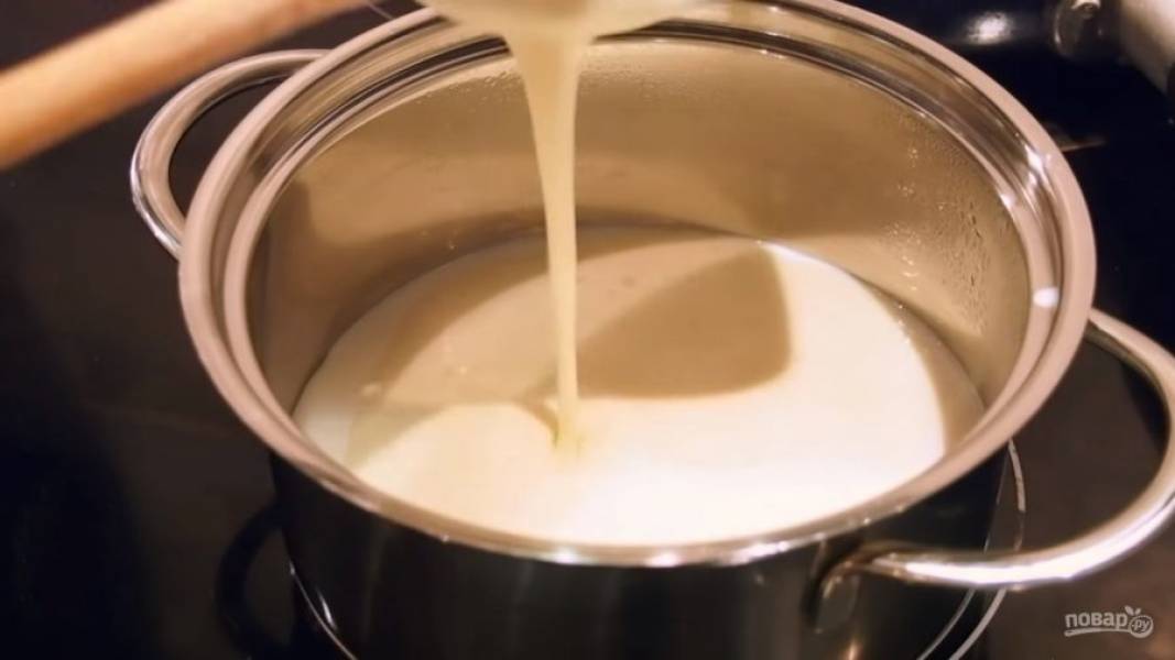 В кастрюлю, где греется молоко с ванилью, отправляйте получившуюся массу. Постоянно и энергично помешивая, держите смесь на огне до загустения.  