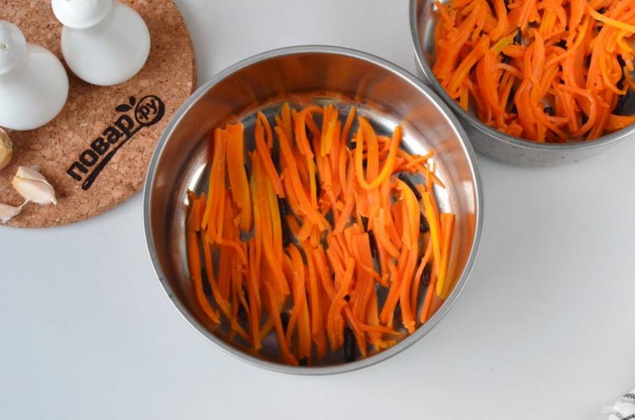 Поверх маслин выложите тертую на квадратной терке (терка для корейских овощей) морковь, имитируя шерсть тигра.