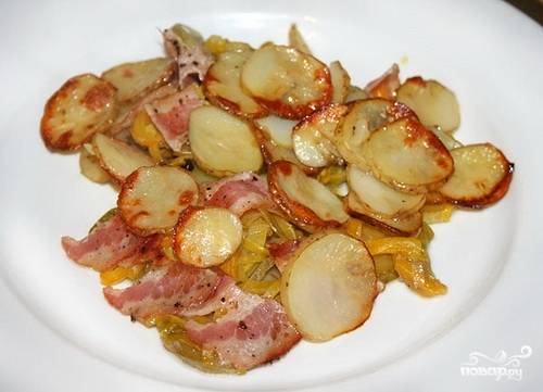 Свинина с кабачками и картошкой в духовке