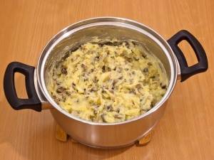 Из сваренного картофеля приготовим пюре, добавив масло и молоко. Затем кладем грибы с луком и перемешиваем. 