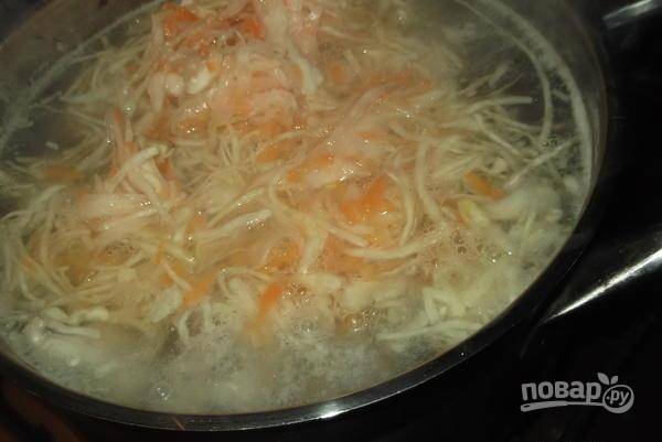 Промытую свинину поставьте вариться в воде. Когда она закипит, снимите с бульона пену. После этого добавьте капусту. Варите суп 1,5 часа.