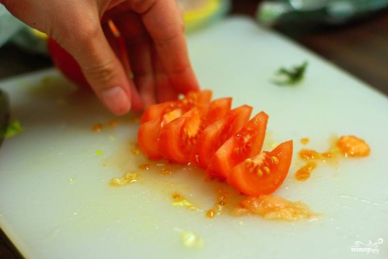 Произвольными кусочками режем помидоры.