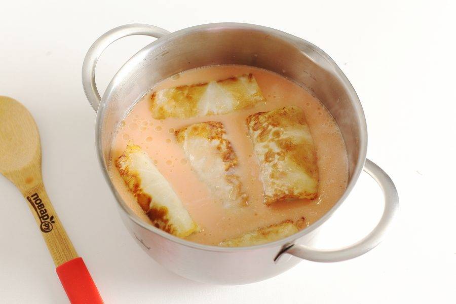 Отдельно соедините томатную пасту и сметану. Добавьте щепотку сахара и соль по вкусу, затем тонкой струйкой влейте необходимое количество воды, оставшейся после отваривания капустных листьев. Залейте полученным соусом голубцы, вода должна почти полностью покрывать их. Тушите под крышкой на небольшом огне около 30-40 минут.