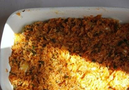 Сверху выложить томатно-рисовую начинку.