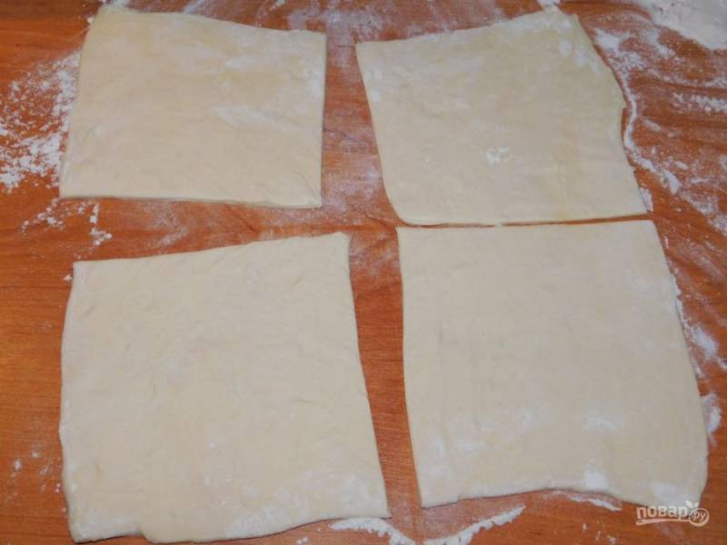 Готовое слоеное тесто разрежьте на 8-10 квадратиков.