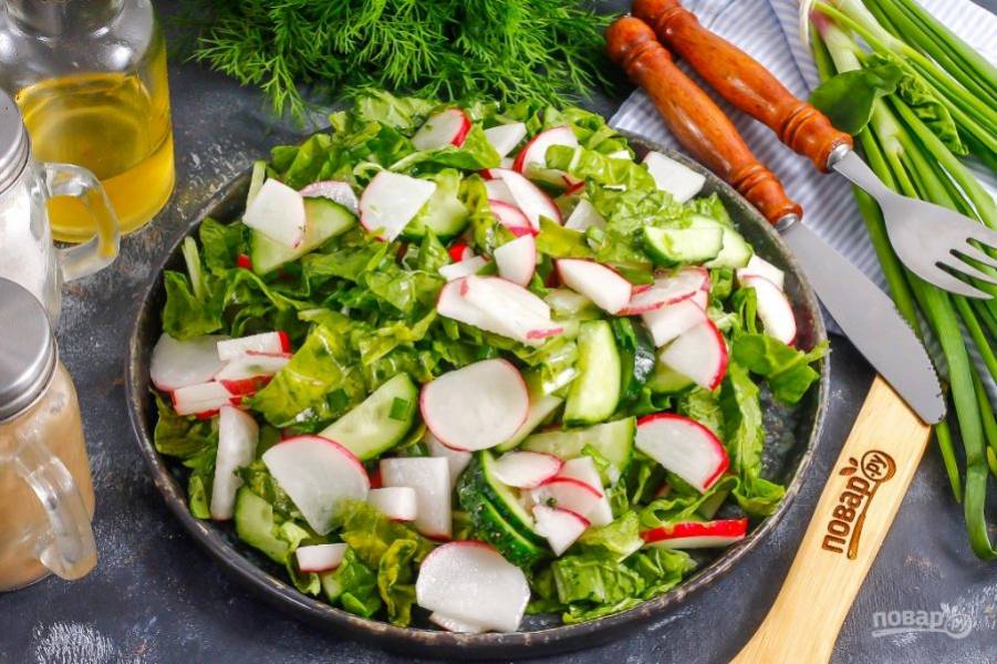 Выложите приготовленный салат из пекинской капусты на тарелку или на блюдо и подайте к столу.