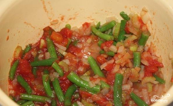 Сейчас, добавим еще томатной пасты и жарим около 3-ёх минут или можно просто добавить нарезанные помидоры ( предварительно снимите шкурку )