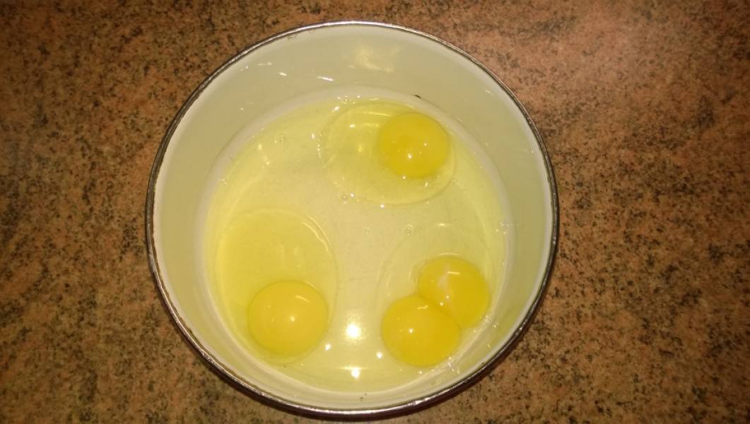 3. Пока лук остывает, займемся тестом. Я взяла 3 яйца, но случилось непредсказуемое: в одном из яиц оказались близнецы