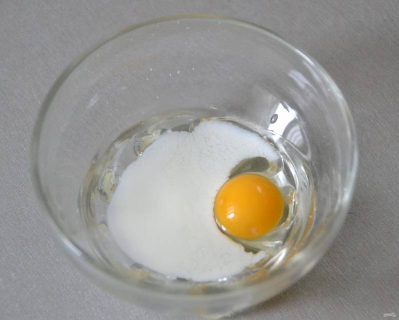 Взболтайте яйцо или смешайте желток со столовой ложкой молока, в данном рецепте использовано перепелиное яйцо.