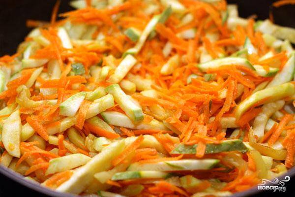 В сковороде разогреваем растительное масло, бросаем туда кабачки и морковь. Солим, перчим и тушим под закрытой крышкой на медленном огне в течение 25-30 минут.