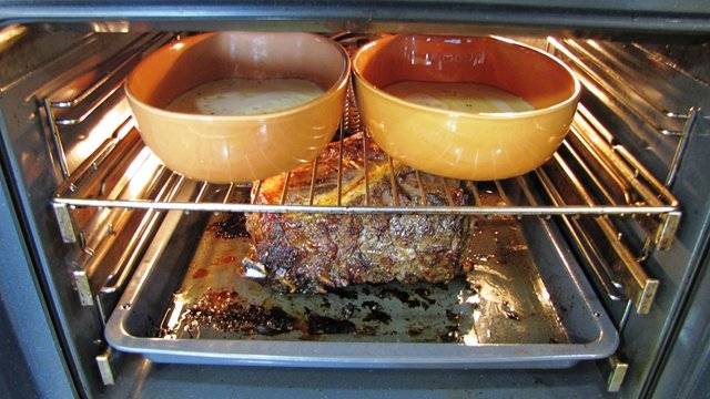 Формы для запекания пудинга смазываем горячим жиром или растительным маслом, наливаем в них тесто на 1/3. Запекаем в горячей духовке минут 20-30.