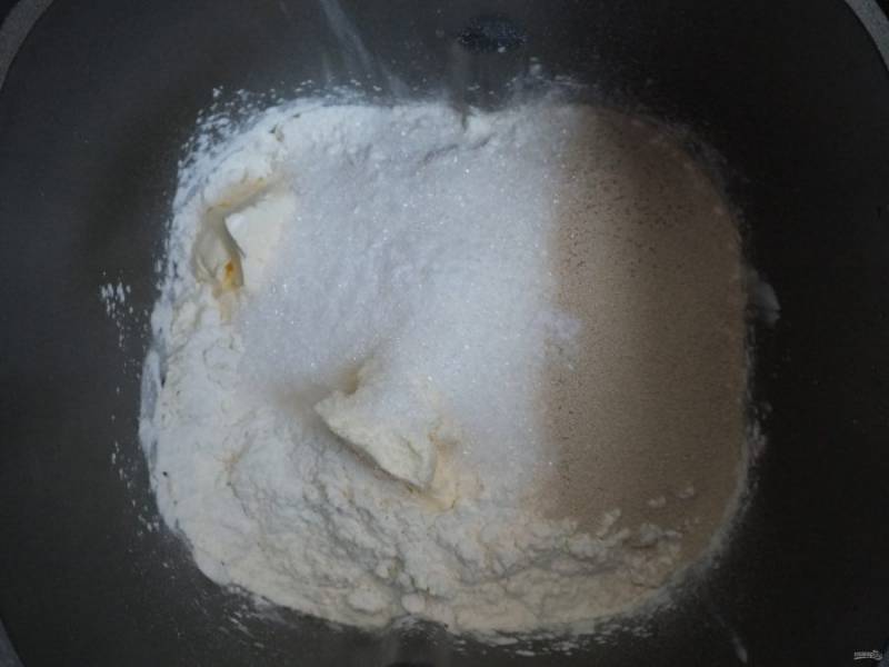 Тесто для кулича удобно замешивать в хлебопечке. Загрузите продукты согласно вашей инструкции. 