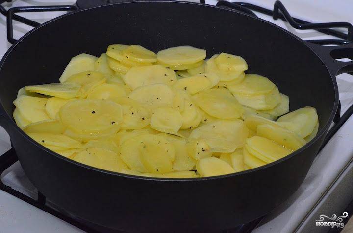 В сковороде разогреваем оливковое масло, бросаем туда ломтики картофеля, солим, перчим, и обжариваем минут 8-10.