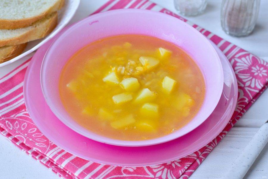 Разлейте суп в пиалы и подайте его к столу.