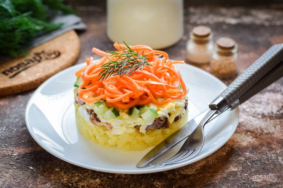 Слоеный салат с тунцом, рисом и луком
