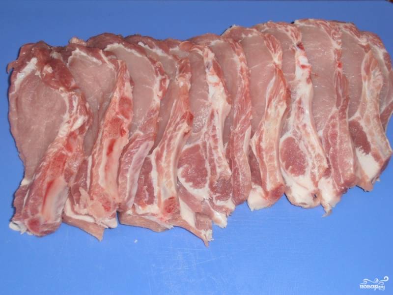 Мясо нарежьте по косточке тонкими кусками.