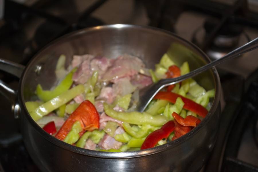 Добавьте перец, соль, специи, томатную пасту или помидоры. Налейте стакан кипятка, и тушите под крышкой около 1 часа. Мелко нарезанное мясо за это время приготовится.