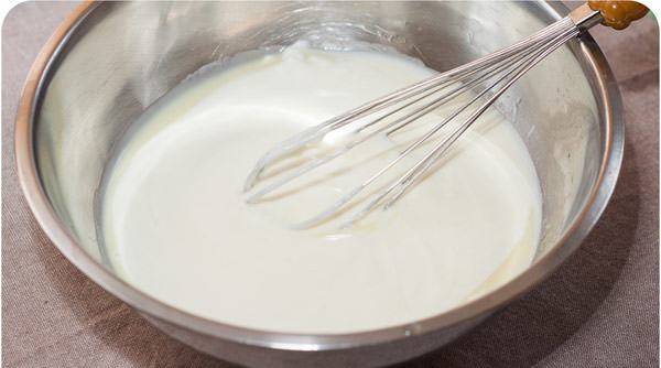 Смешайте молоко и сметану, а затем слегка их подогрейте и добавьте рикотту. Всю массу взбиваем 1 минуту.