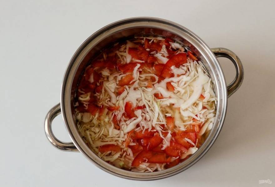 Затем добавьте тонко нашинкованную капусту и болгарский перец. Влейте воду, накройте кастрюлю крышкой и доведите до кипения. Варите суп 10-15 минут.