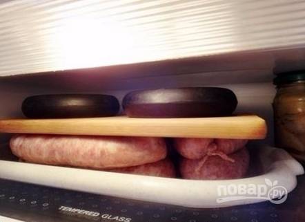 11. Ставим под небольшой гнет на неделю в холодильник.