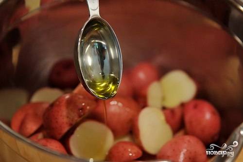 Картофель тщательно моем, солим и перчим, немного сбрызгиваем оливковым маслом - и на противень. Выпекаем 40 минут до золотистой корочки. Два раза за это время картофель нужно перевернуть - чтобы корочкой покрылся равномерно.