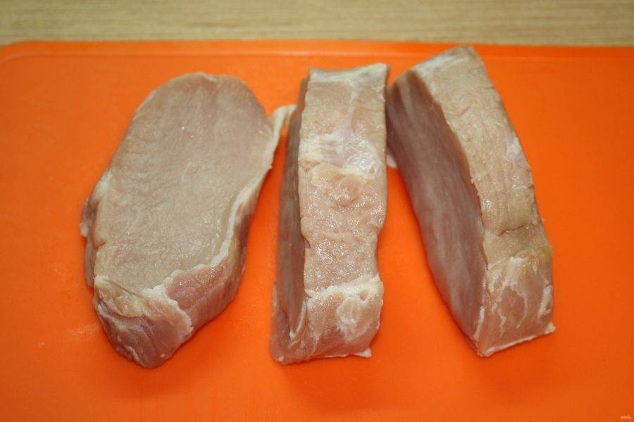 Мясо разрежьте на 3 стейка по 3-4 см толщиной.