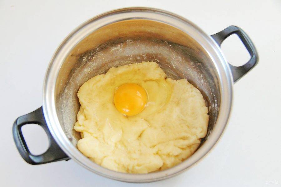 5. Добавьте по одному яйца. Яиц может уйти разное количество, лучше яйца добавлять постепенно. Сначала введите поочередно первые два, затем, отдельно взбейте вилкой если необходимо еще одно-два яйца и добавьте частями в тесто.
