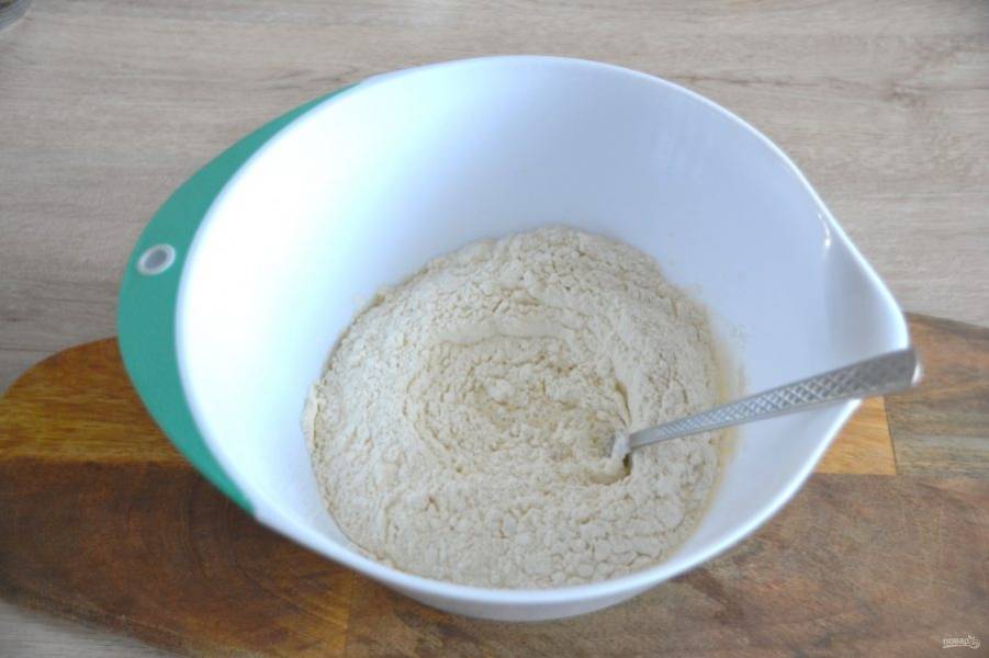 В миску для замешивания теста влейте воду, добавьте соль, сахар, растительное масло. Всыпьте муку, замесите тесто. Оно будет достаточно плотным. 