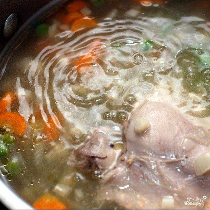 Курицу отделить от костей. Мякоть нарезать кусочками, положить в суп. Продолжать варить еще 15 минут.