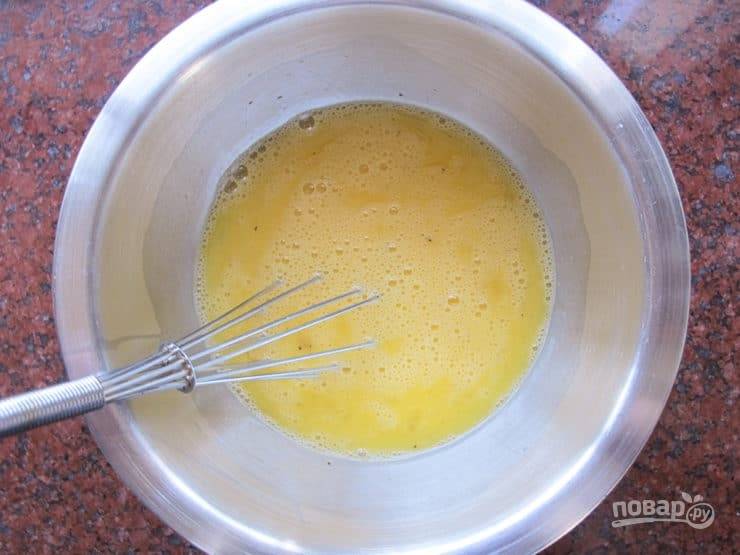 4. Отдельно взбейте яйца с солью и перцем.