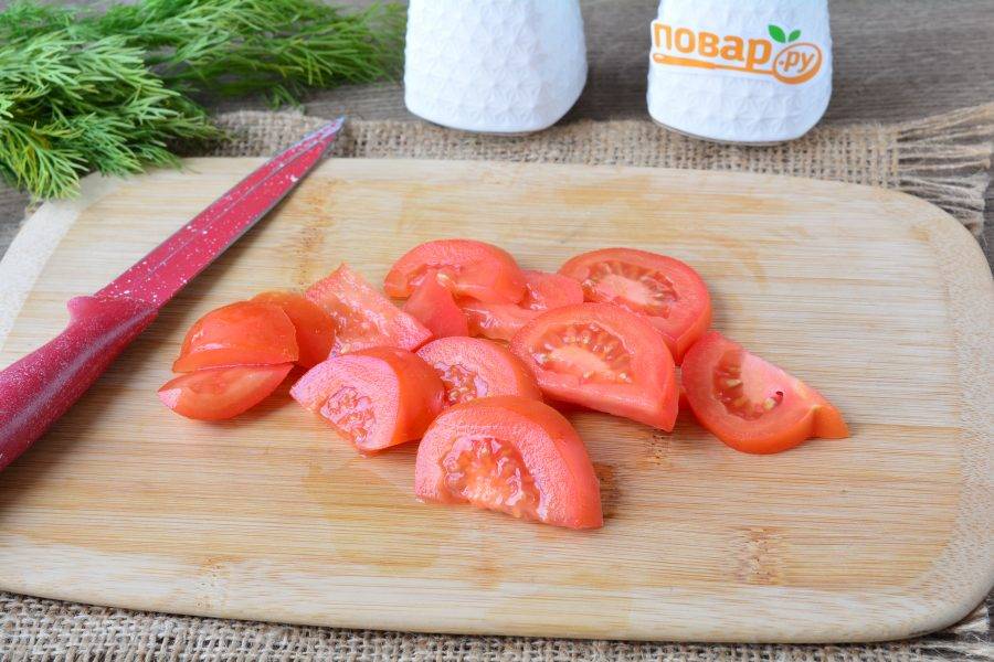 Нарежьте помидоры средними ломтиками.