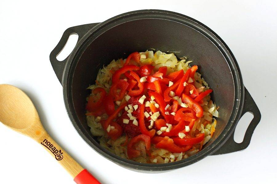 Добавьте томатную пасту, нарезанный небольшой соломкой перец и измельченный чеснок.