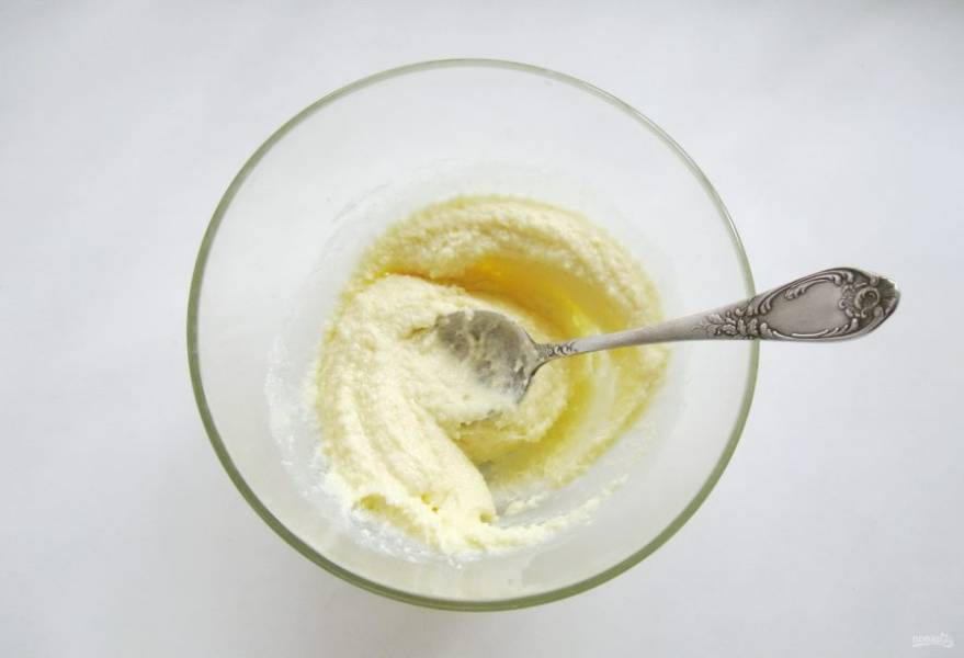 Тщательно перемешайте сливочное масло с сахаром до кремовой, однородной консистенции.