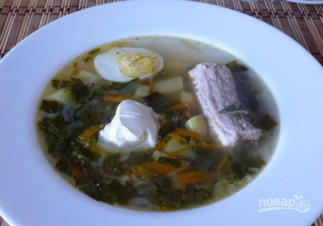 Налейте суп в тарелки и в каждую выложите по половинке сваренного вкрутую яйца. Наслаждайтесь!