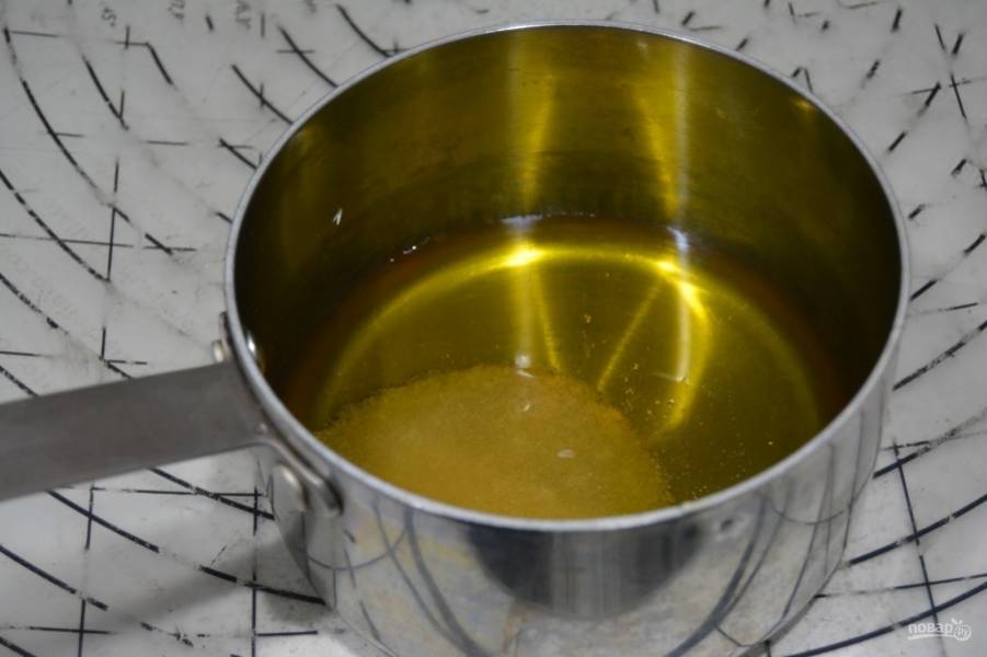 На водяную баню поставьте мёд с набухшим желатином. Грейте массу до растворения кристаллов.