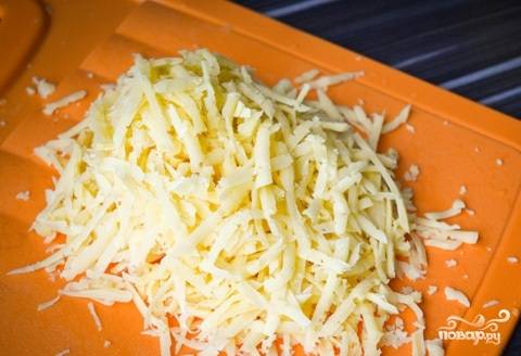 Сыр натираем на средней терке, укроп мелко нарезаем. Смешиваем укроп с сыром.