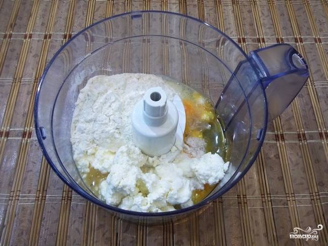 Замесите тесто (можно вручную или с помощью кухонного комбайна). 
Соедините творог, муку, яйцо, добавьте соль по вкусу (щепотки достаточно). 