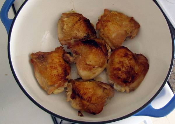 3. Когда курица приобрела румяную корочку, снять ее со сковороды и переложить в сотейник. 