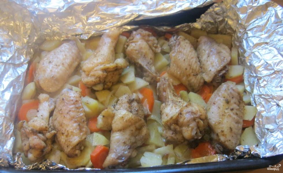Куриные крылышки с овощами в духовке