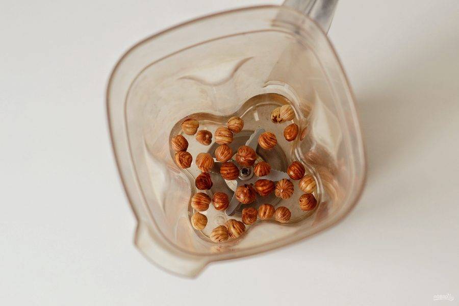 Переложите орехи в чашу блендера, залейте чистой водой. Измельчите 1-2 минуты на высокой скорости.